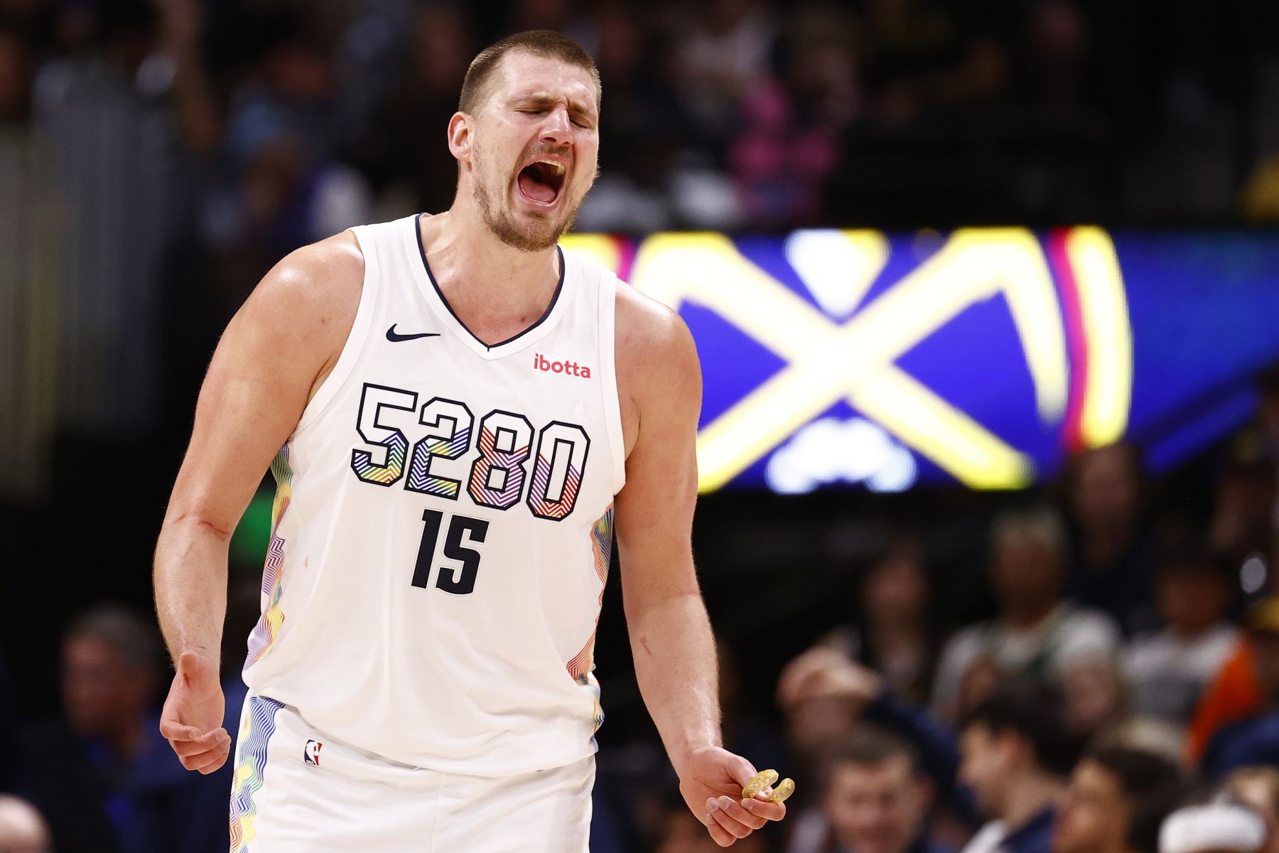 Jokic marcou um triplo-duplo após três quartos, ajudando o Nuggets a estabelecer uma vantagem de dois dígitos.