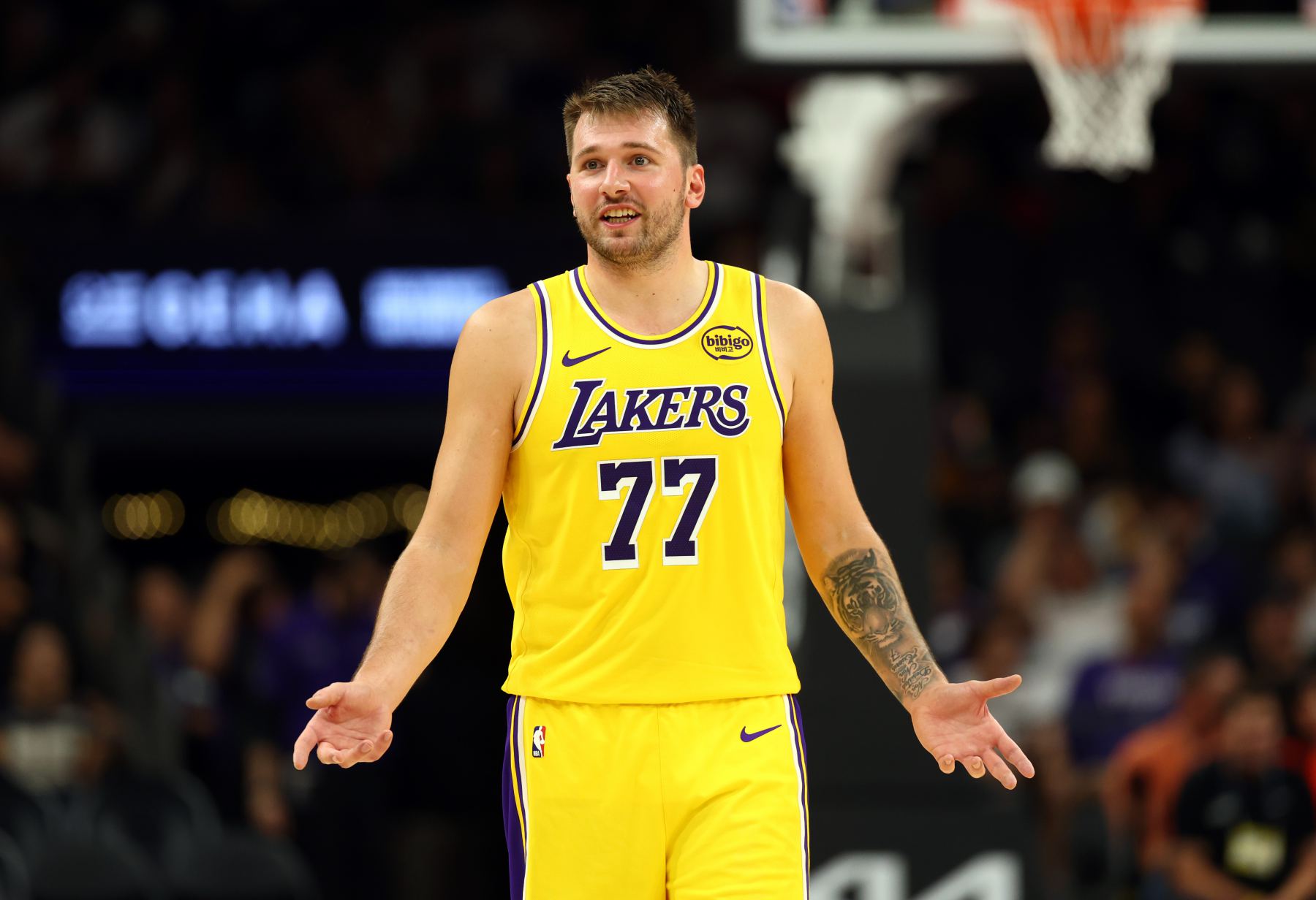poderoso! Doncic é o primeiro jogador da história a ter média de 40 pontos, 5 rebotes e 5 assistências nos primeiros 5 jogos.