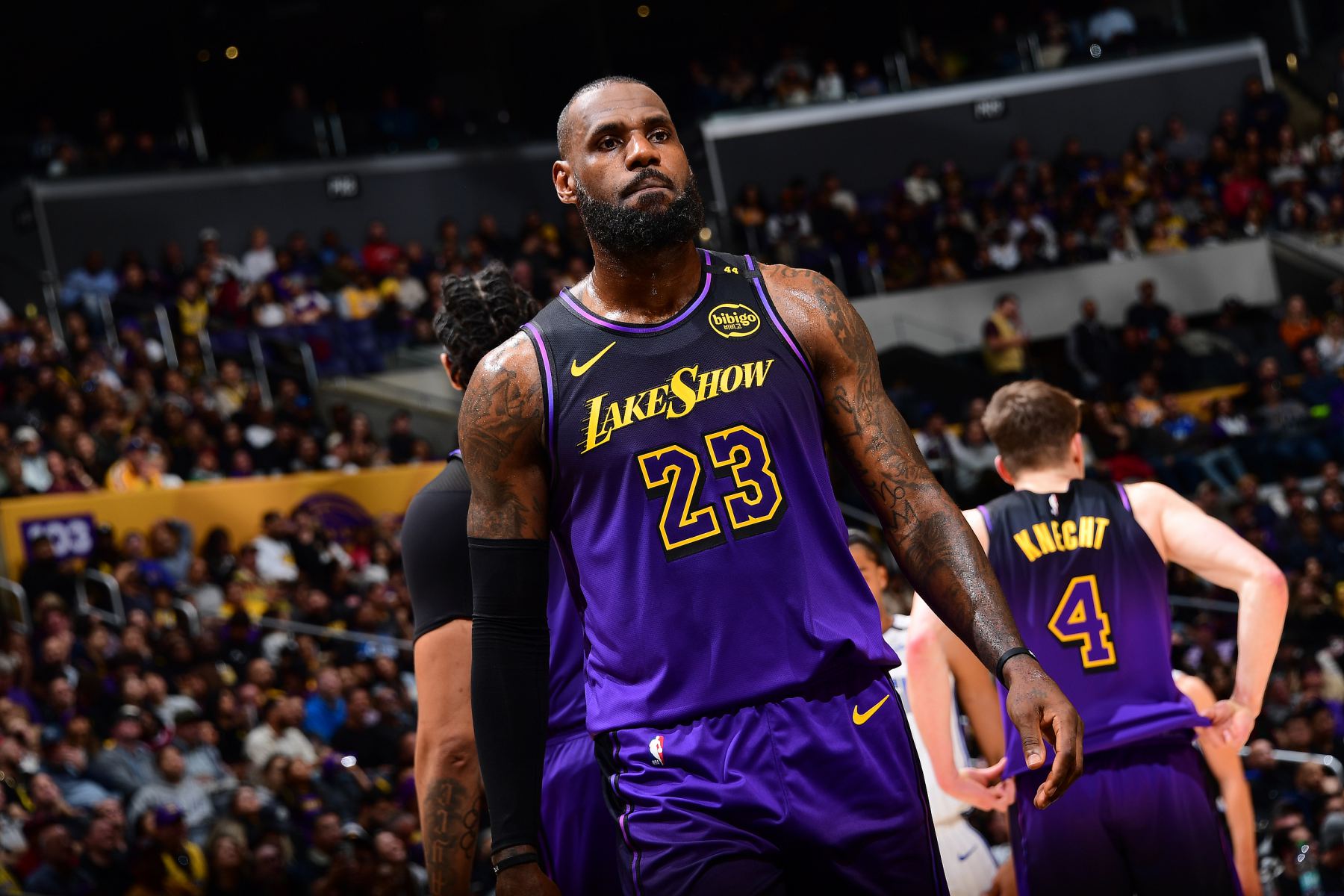 Shams: James, estrela do Lakers, não viajará com o time por cinco viagens consecutivas