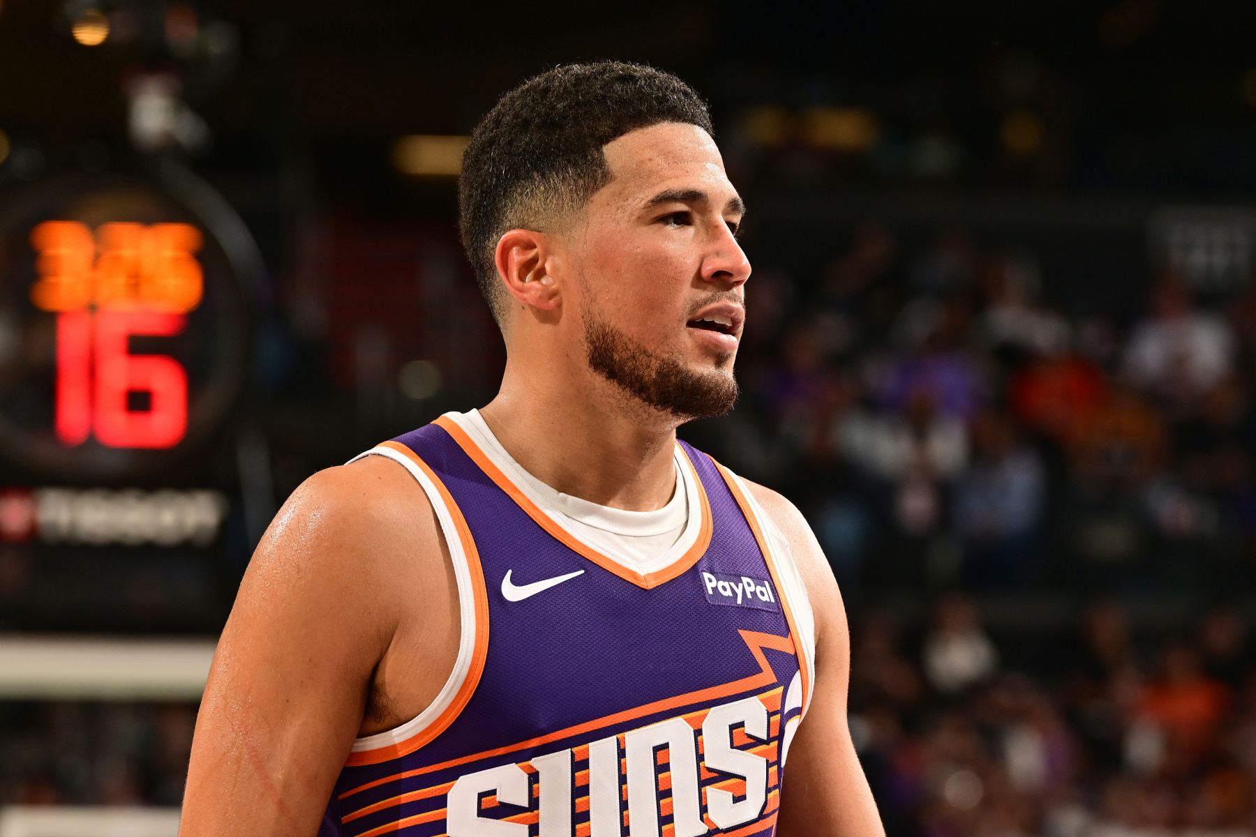 Booker marcou 38 pontos, o melhor da temporada, e o Suns perdeu para o Warriors por 11 pontos