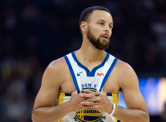 Yong San é louco! Curry marcou 22 pontos em um único quarto, os Warriors marcaram 43 pontos para reverter o jogo e os Spurs marcaram 8 pontos