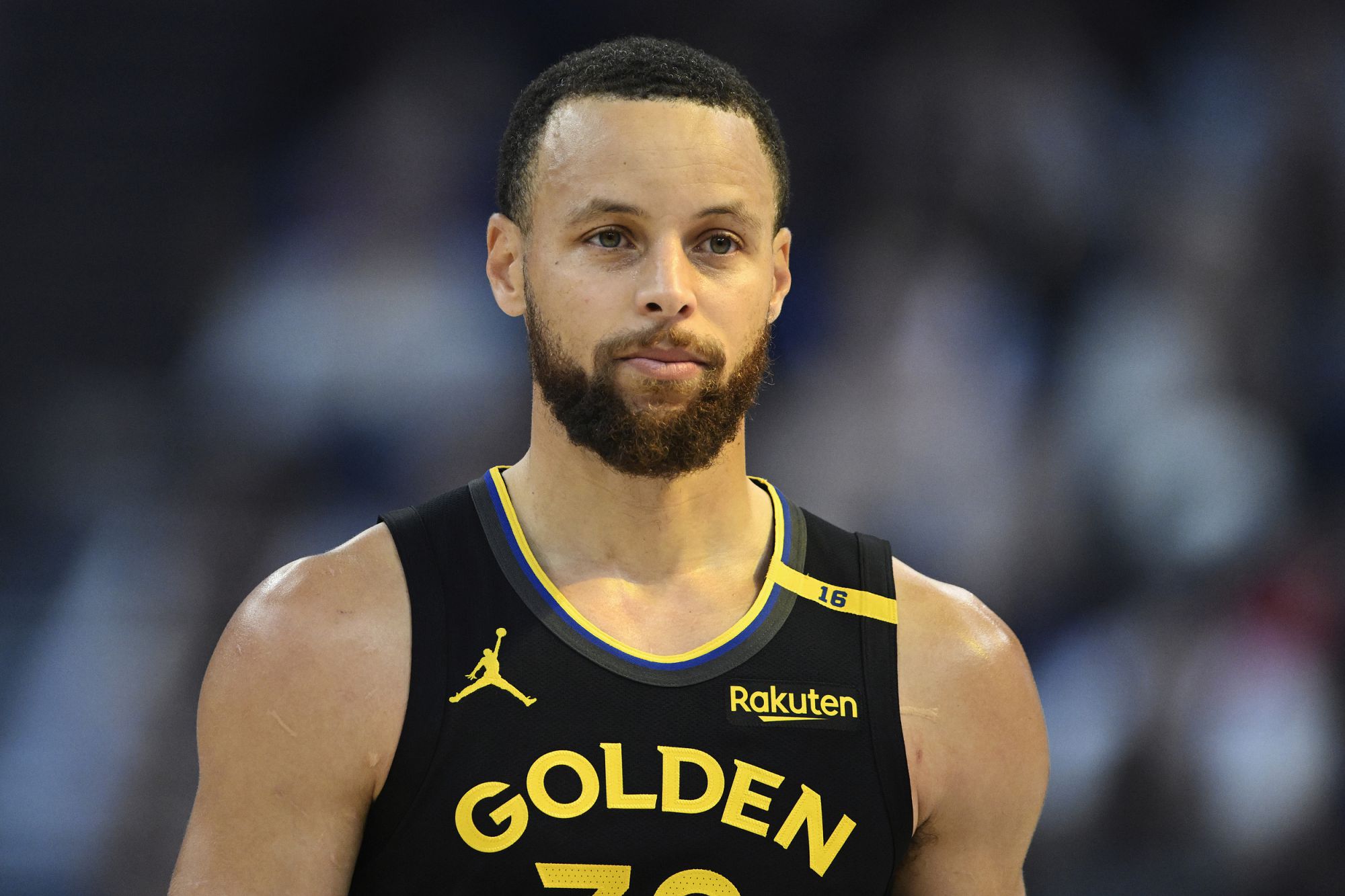 Notas do Warriors: Curry disse que esperava jogar amanhã, mas sua voz não parecia boa
