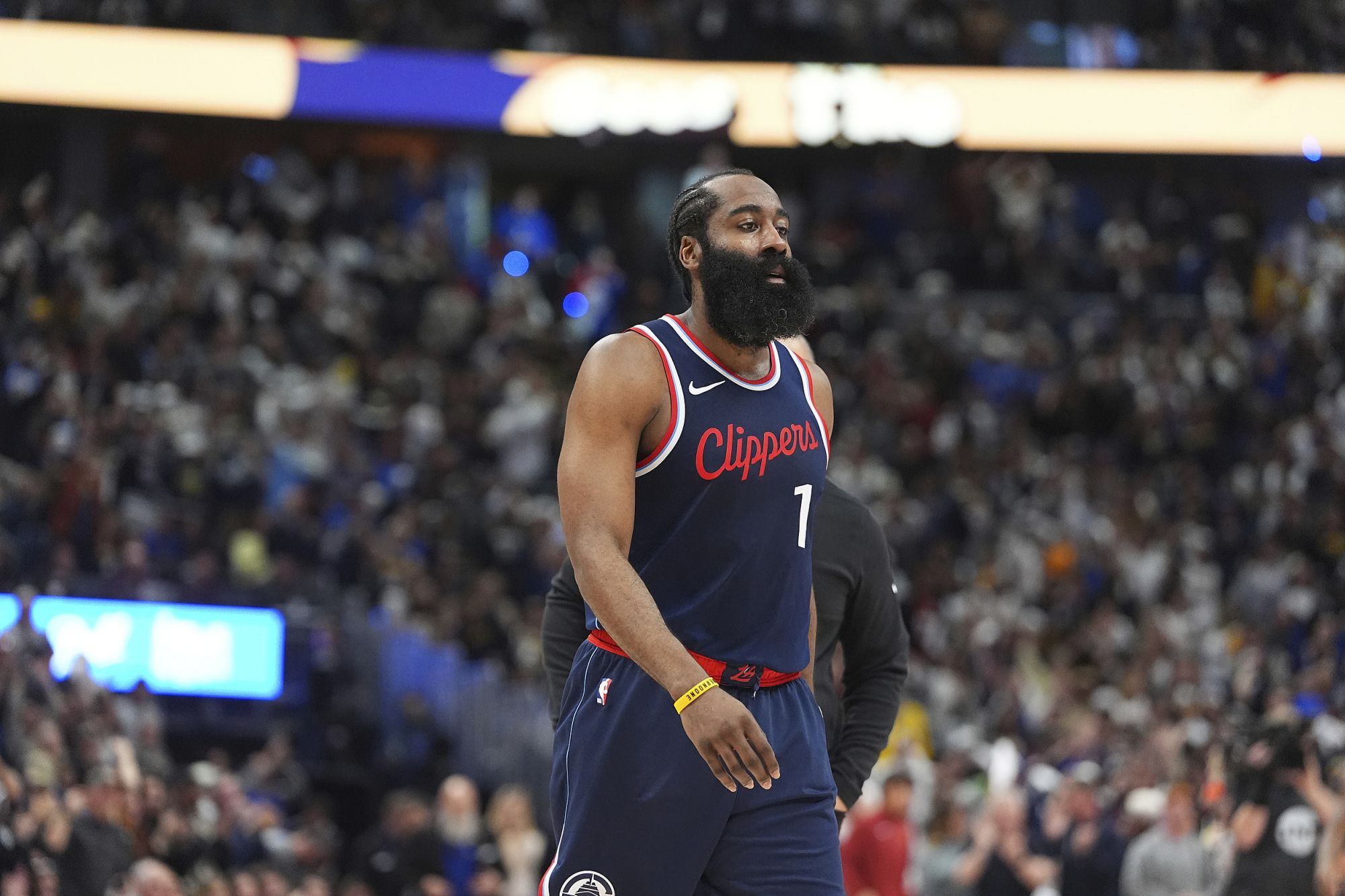 3 minutos de descanso em três quartos! Harden marcou 27 pontos em 8 de 14 arremessos, 9 rebotes e 9 assistências.