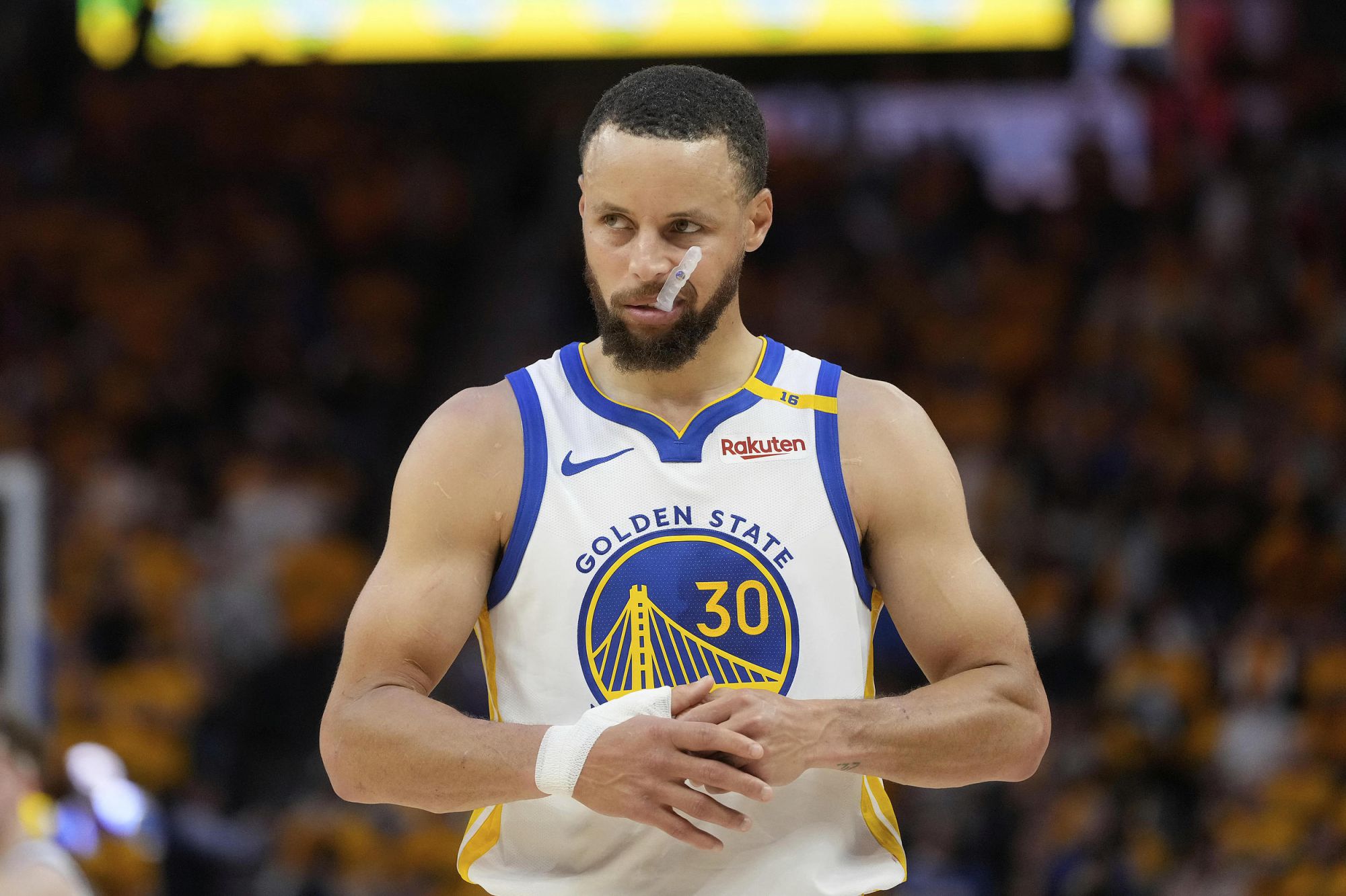 Você decide! Curry marcou 10 pontos em 2 de 3 arremessos de três pontos no primeiro quarto, enquanto o restante de seus companheiros acertou 0 de 9 arremessos de três pontos.