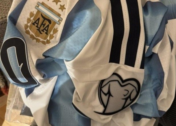 😂Jogando na Copa da Europa? Site oficial da Adidas vende camisas da seleção argentina com braçadeiras das eliminatórias europeias